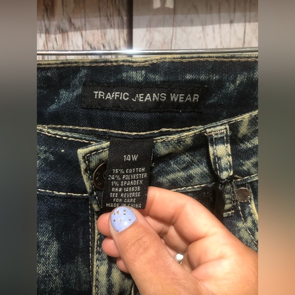 NWT! TRAFFIC JEANS WEAR Women’s Size 14W Highly Torn Ankle Jeans 10.5” Rise - Picture 6 of 8